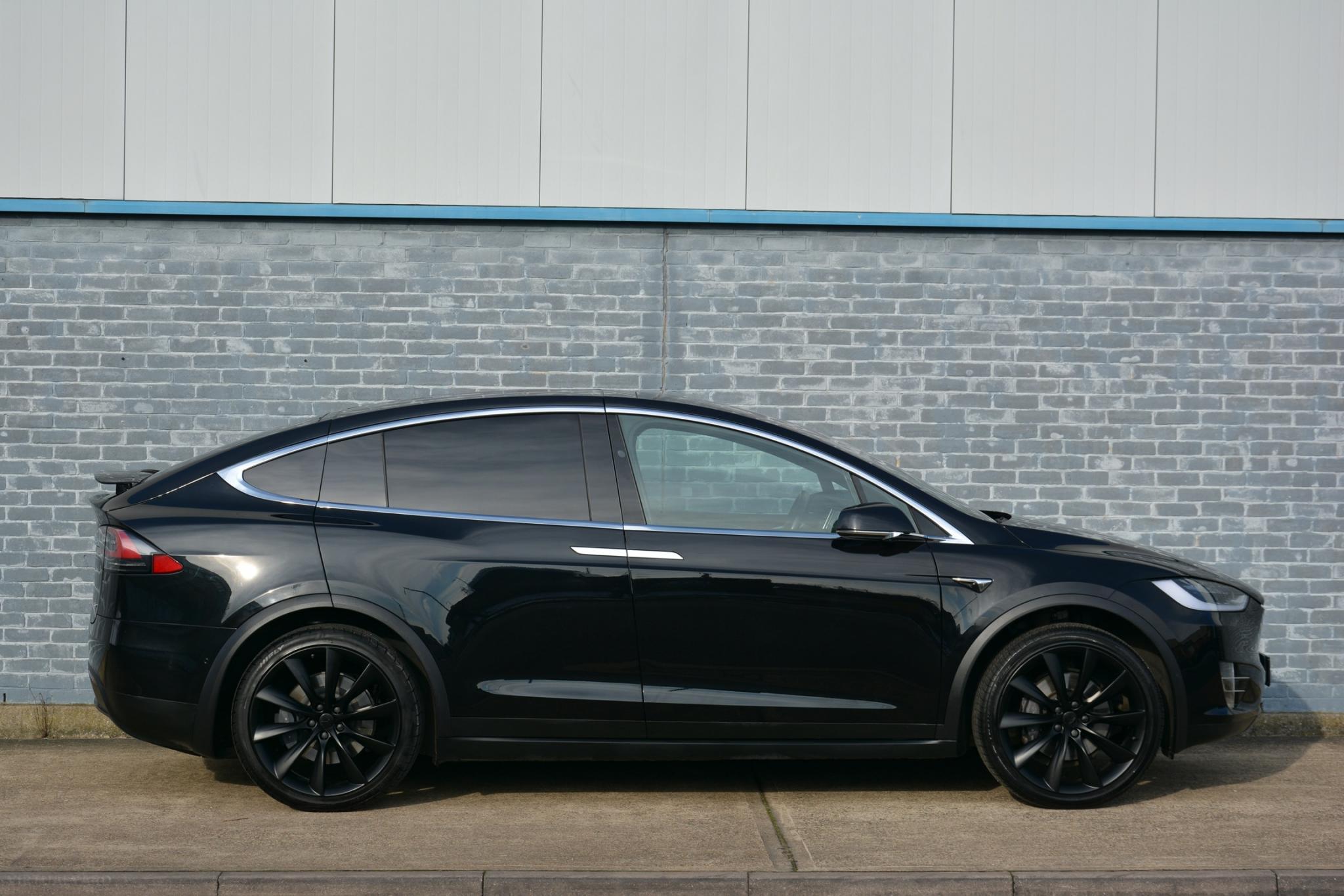 TESLA MODEL X 75D 7 SEATER
